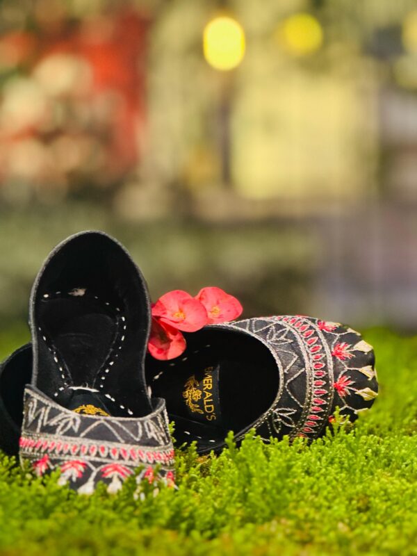 TILLA NOIR - Image 2